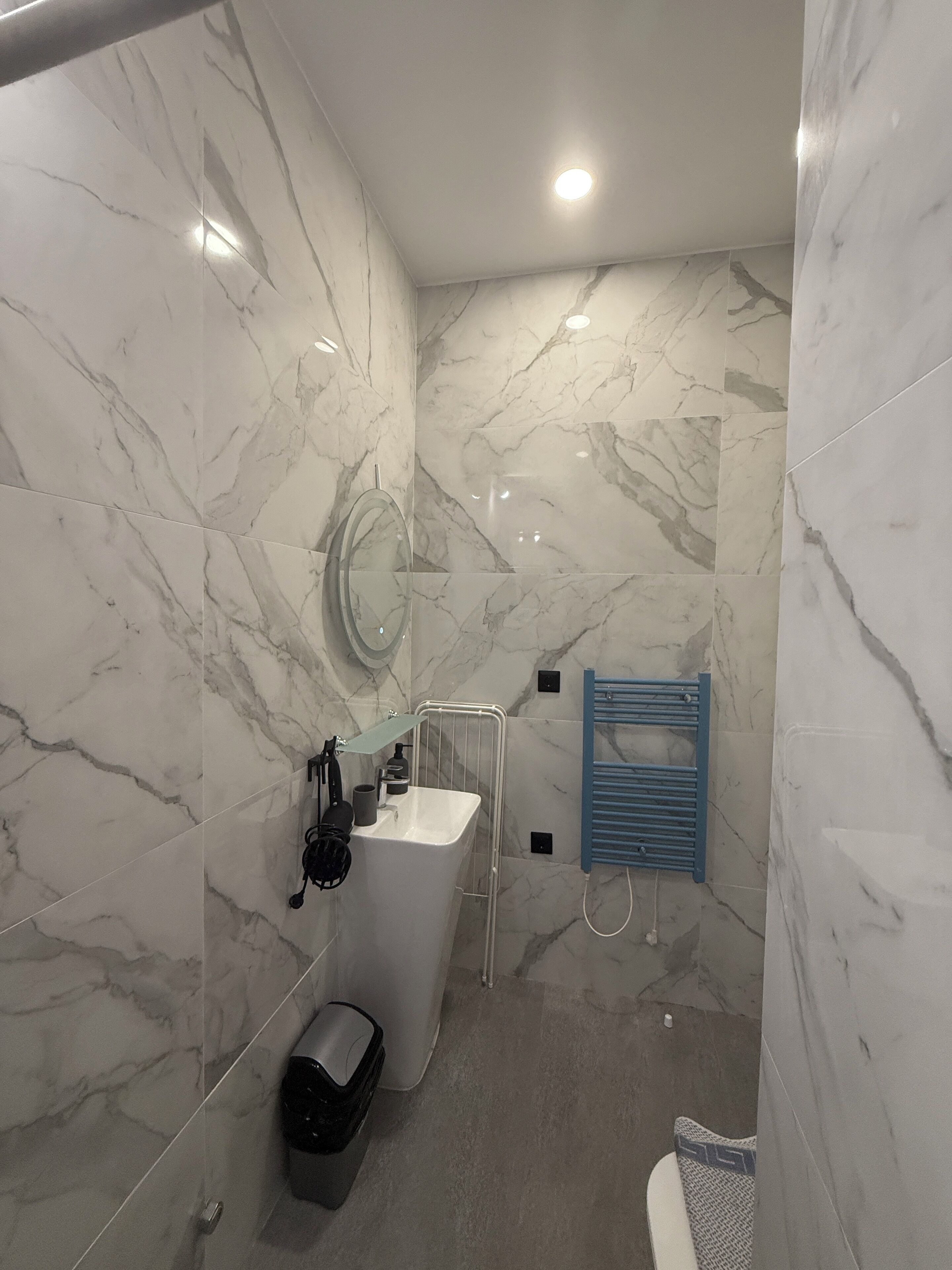 Een douche, een haardroger, handdoeken, toiletpapier