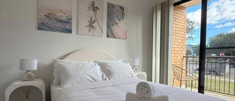 Escriptori, planxa i posts de planxar i un bressol de viatge