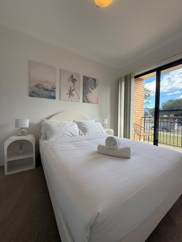 Bureau, fer et planche à repasser, lit de bébé portatif