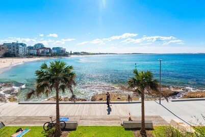 Airy Cronulla beach escape 2 bed