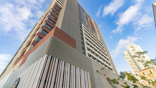 A tall, modern building with a prominent vertical section and a slanted roof. - Functional Near Allianz Parque Sp-p1303a (São Paulo)