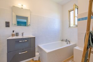 Hair dryer, towels - Le Bosquet - Appt Climatisé, Proche Plage (Sainte-Maxime)
