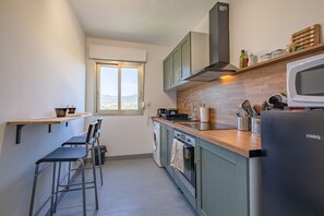 Een koelkast, een microgolfoven, een oven