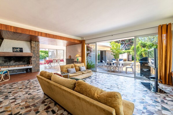 Télévision, cheminée