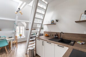 Réfrigérateur, micro-ondes, lave-vaisselle, cafetière/bouilloire