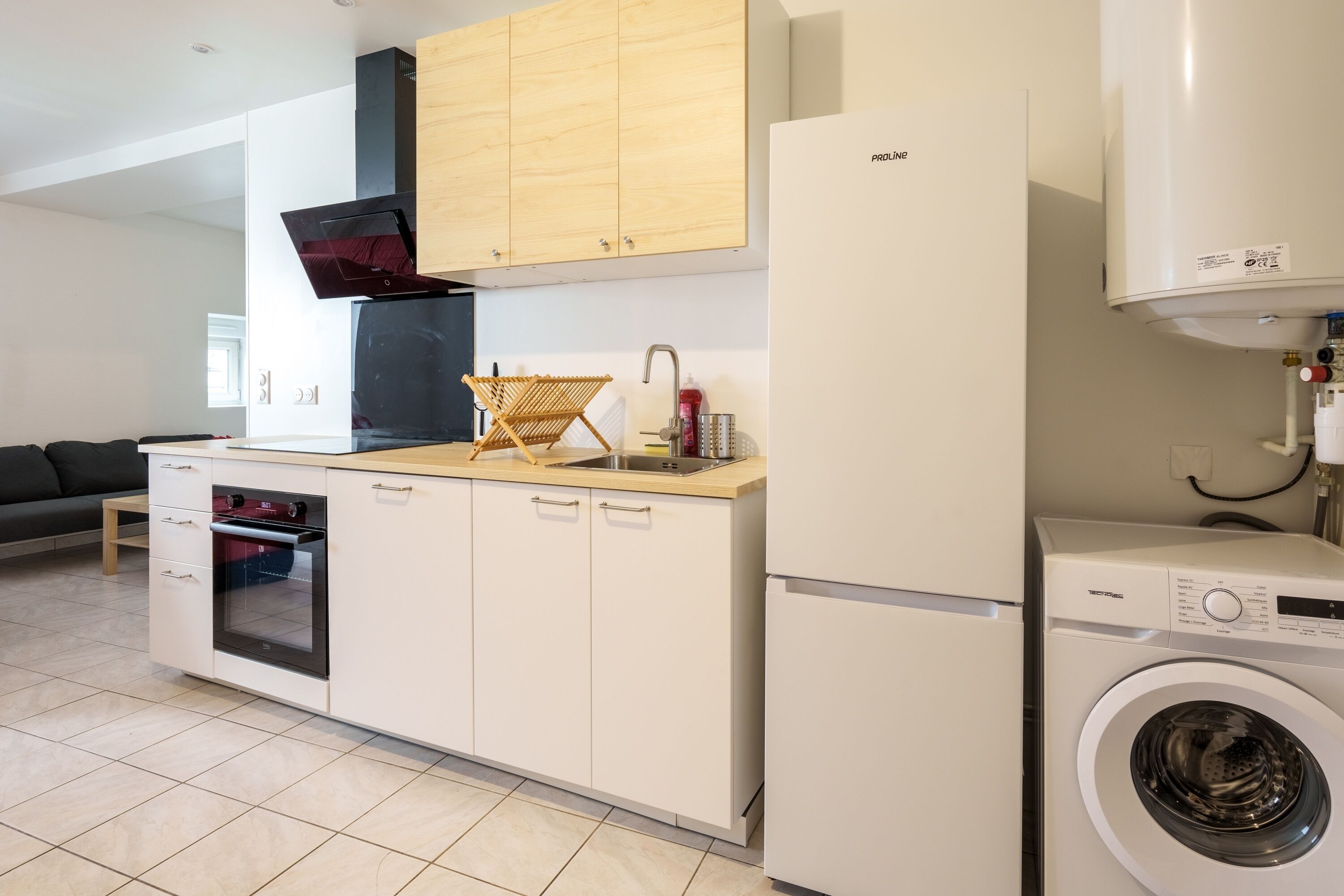 雪櫃、微波爐、焗爐、洗碗機