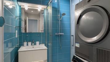 Een haardroger, handdoeken