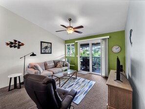 Apartment, 1 King-Bett (Kona Sea Ridge#Y22) | Wohnbereich