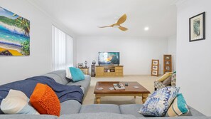 Smart TV - 3 bedroom comfortable home pet friendly (Wurtulla)