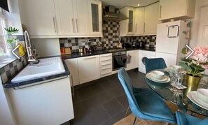 Private kitchen - Flamingo Short Let’s Greenleys 4 Bed 2.5 Bath (Greenleys)
