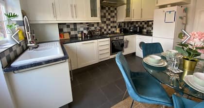 Flamingo Short Letâs Greenleys 4 Bed 2.5 Bath
