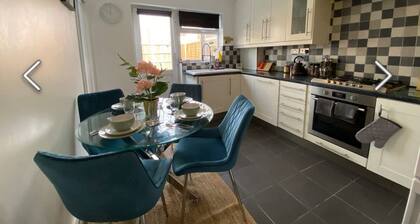 Flamingo Short Let’s Greenleys 4 Bed 2.5 Bath