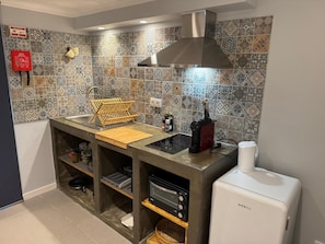 Frigorífico, horno, placa de cocina y cafetera o tetera