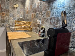 Fridge, oven, stovetop, coffee/tea maker