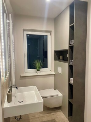 Dusche, Haartrockner, Handtücher, Seife