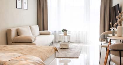 Central, sunny city apartment near Mercedes - top modern