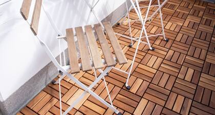 Central, sunny city apartment near Mercedes - top modern