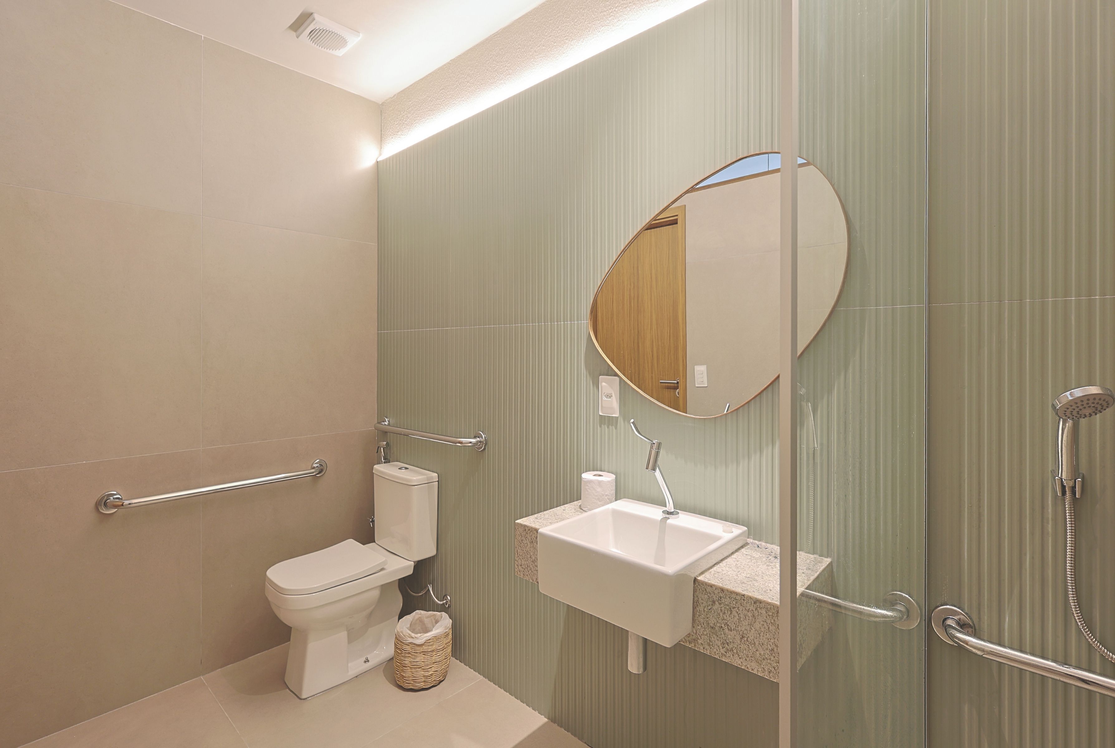 Un baño moderno con inodoro, lavamanos y ducha.
