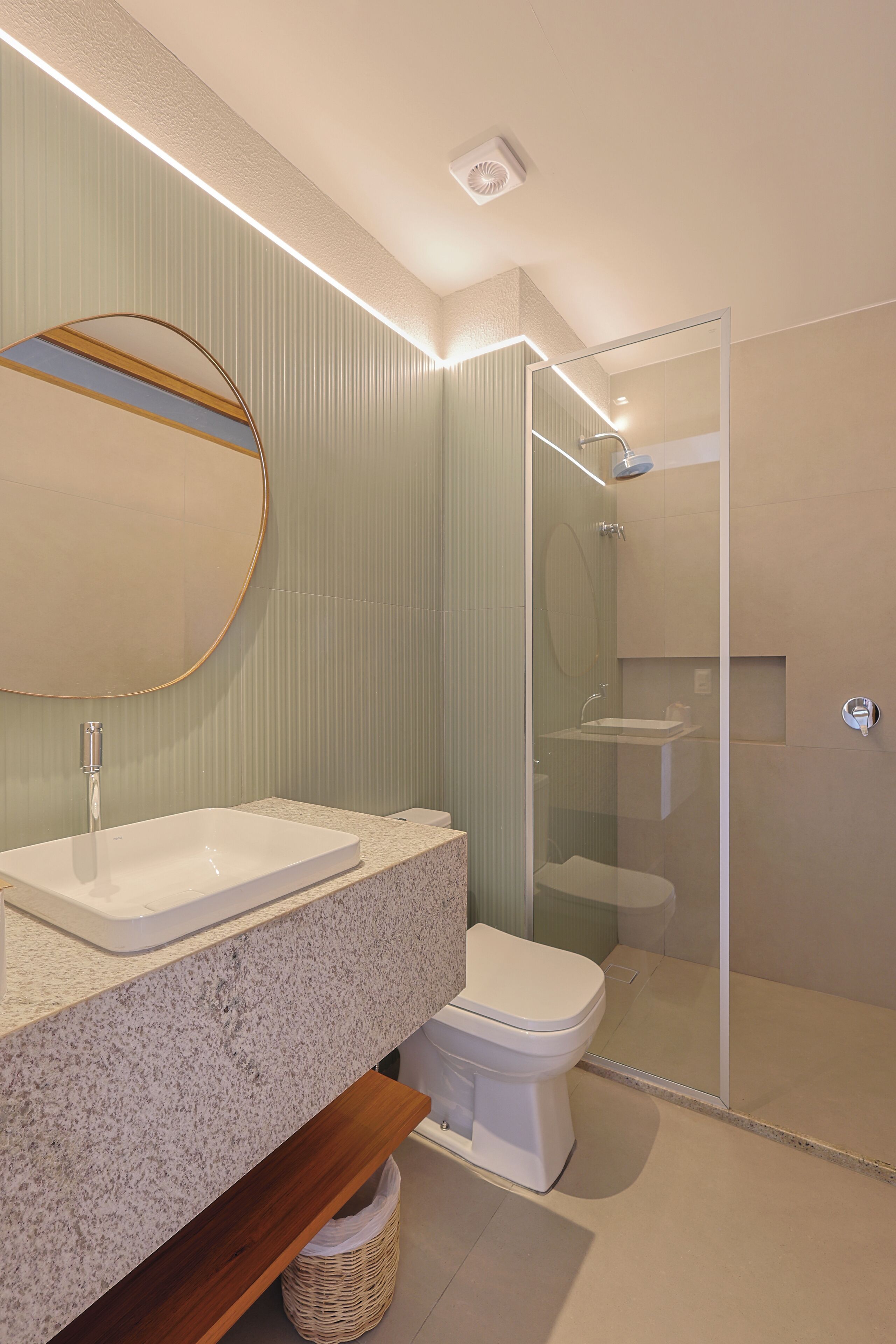 Toallas, jabón, shampoo, papel de baño 