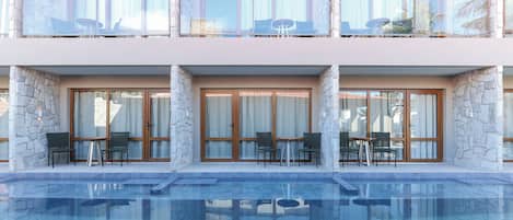 Minibar, cortinas blackout, tabla de planchar con plancha y wifi gratis