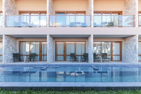 Suite estàndard, vistes a la piscina | Minibar, cortines opaques, planxa i posts de planxar i wifi gratuïta