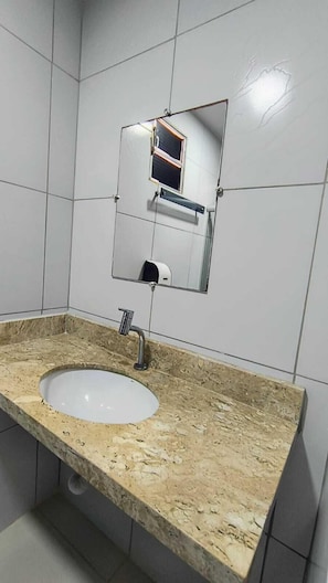 Ducha, artículos de higiene personal gratuitos, toallas y jabón