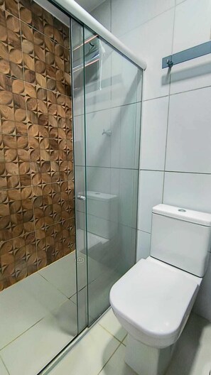 Comfort Twin kamer | Badkamer | Een douche, gratis toiletartikelen, pantoffels, handdoeken