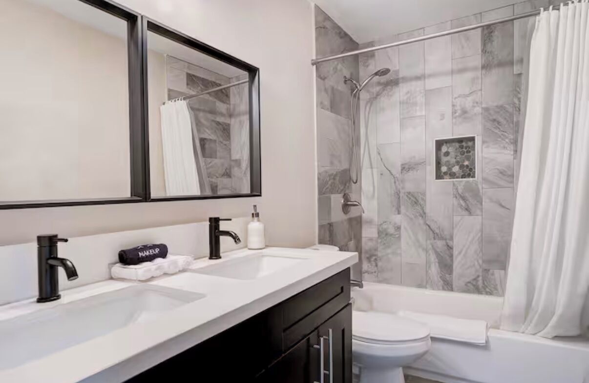 Secadora de cabello, toallas, papel de baño 