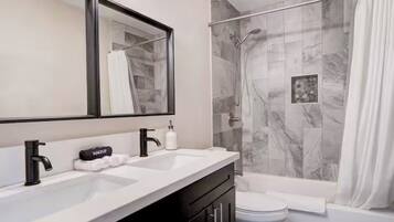 Secadora de cabello, toallas, papel de baño