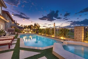 Una piscina al aire libre, una piscina climatizada