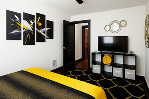 Habitación clásica, para no fumadores | Espacio para trabajar con laptop y tabla de planchar con plancha 