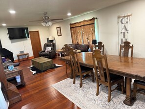 Dining - Charming 4-bedroom farmhouse built in 1936. Has WiFi and AC in Enid! (Enid)