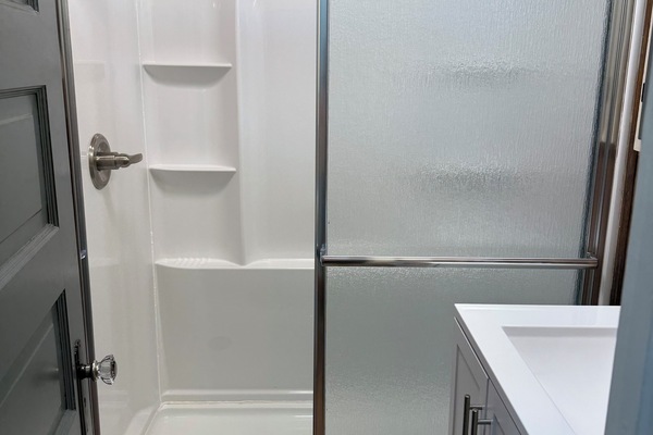 Douche, serviettes fournies, savon, papier toilette