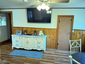 Interior - Charming 4-bedroom farmhouse built in 1936. Has WiFi and AC in Enid! (Enid)