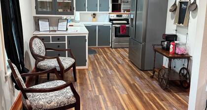 Charming 4-bedroom farmhouse built in 1936. Has WiFi and AC in Enid!