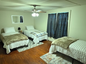 4 bedrooms, WiFi, bed sheets - Charming 4-bedroom farmhouse built in 1936. Has WiFi and AC in Enid! (Enid)