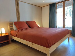 4 bedrooms, travel cot, free WiFi, bed sheets