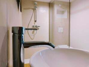 Dusche, umweltfreundliche Kosmetikartikel, Handtücher, Seife