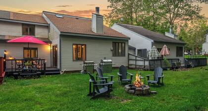 Lakeside Haven Ping Pong, Fire Pit & Mins to Big Boulder & Lake Harmony