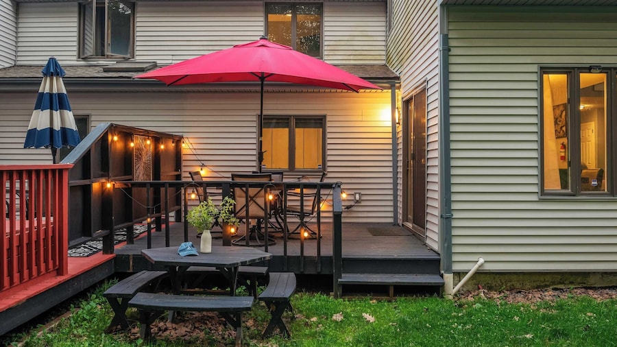 Lakeside Haven Ping Pong, Fire Pit & Mins to Big Boulder & Lake Harmony