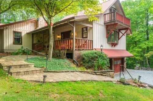 ALPINE ESCAPE CHALET! WITH POOL TABLE AND SPACIOUS ROOMS FOR ENTERTAINING