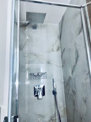 Dusche, Haartrockner, Bidet, Handtücher