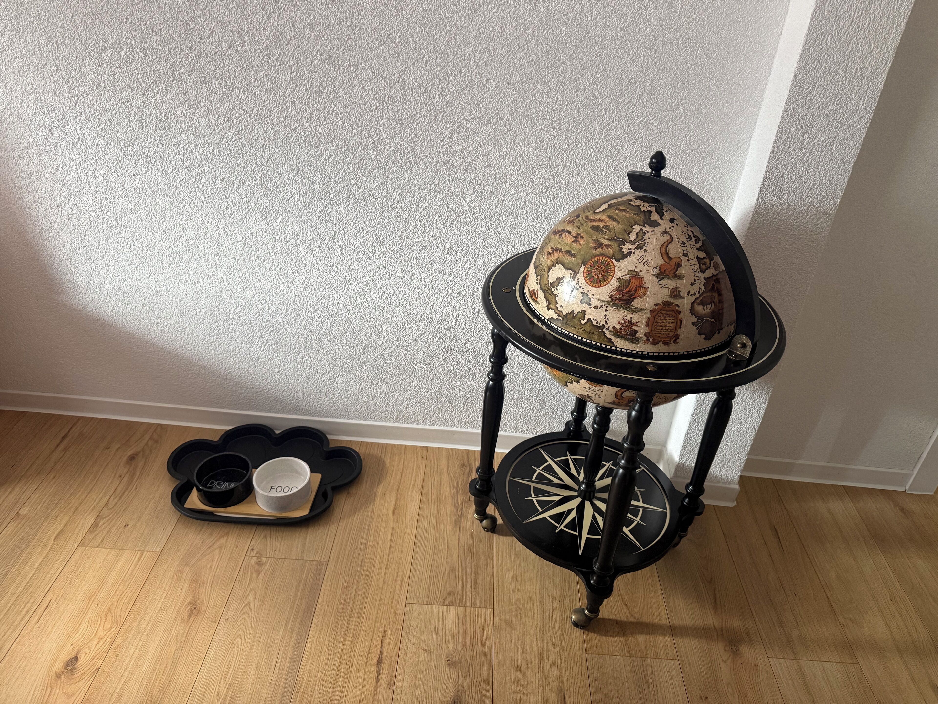 Un globo sobre un pedestal negro con una bandeja de cuencos.