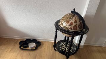 Un globo sobre un pedestal negro con una bandeja de cuencos.