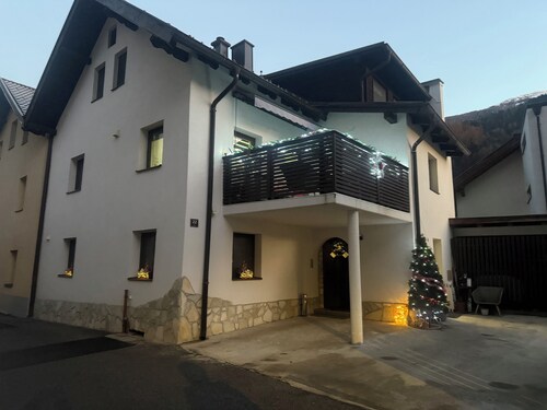 Cozy attic apartment with mountain views in Schönwies