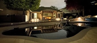 Charming poolside studio in Folsom with WiFi, AC