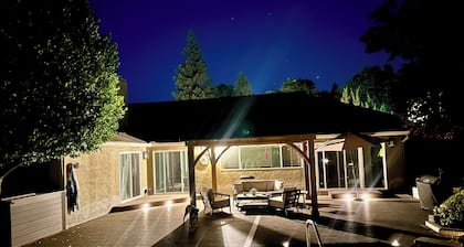 Charming poolside studio in Folsom with WiFi, AC