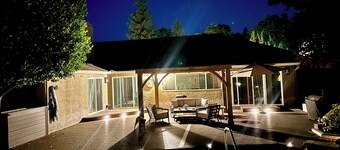 Charming poolside studio in Folsom with WiFi, AC