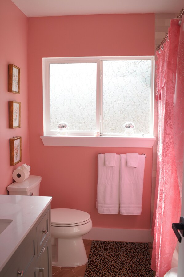 Suihku, hiustenkuivaaja, pyyhkeet, saippua