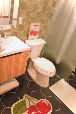 Suihku, hiustenkuivaaja, pyyhkeet, saippua